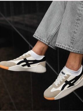 De Florance Cream and Black Athletic Sneakers